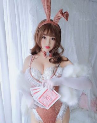 井川里予吃烤肠的背景故事_4K高清视频播放